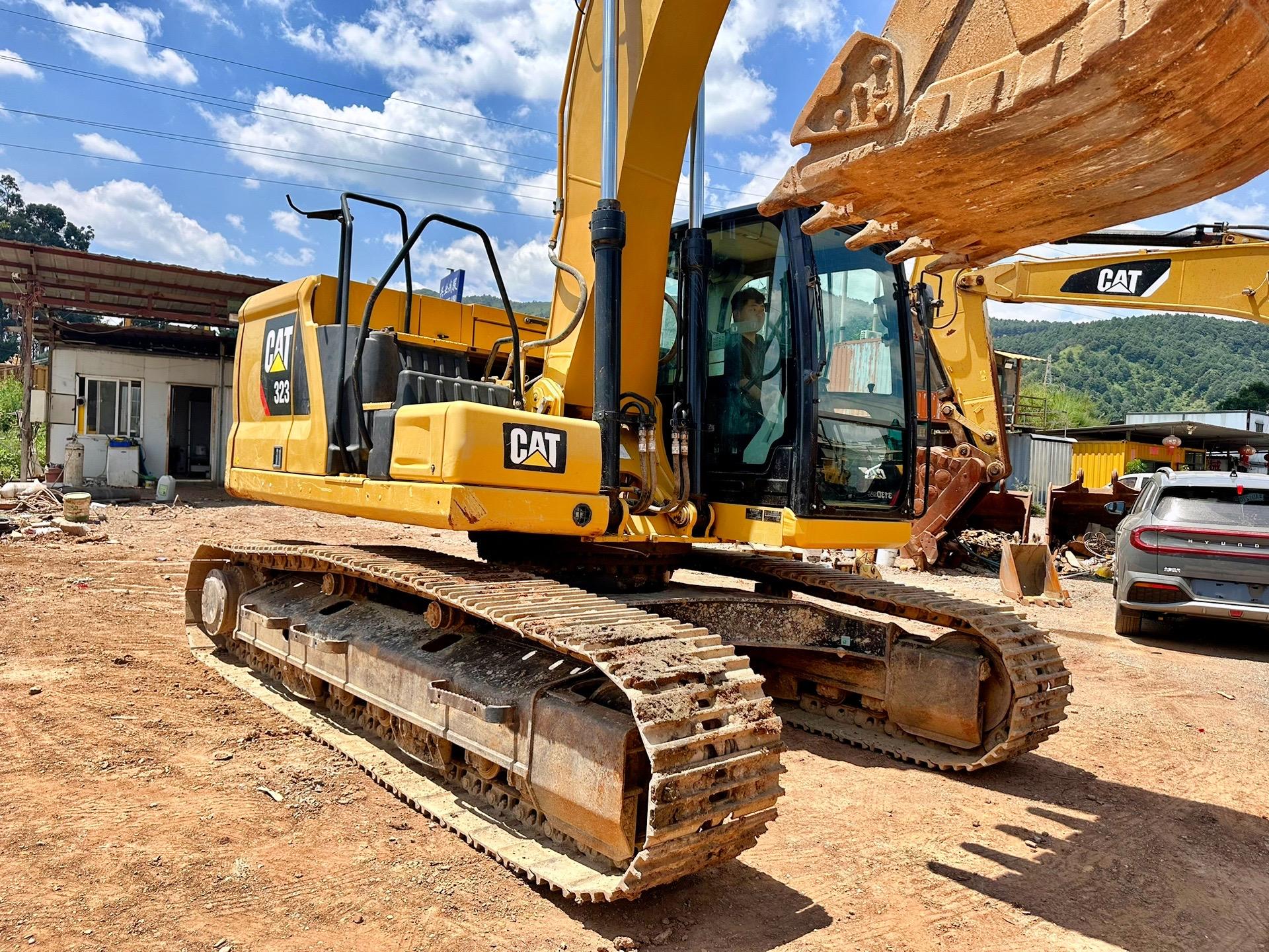 CAT 323 Excavator